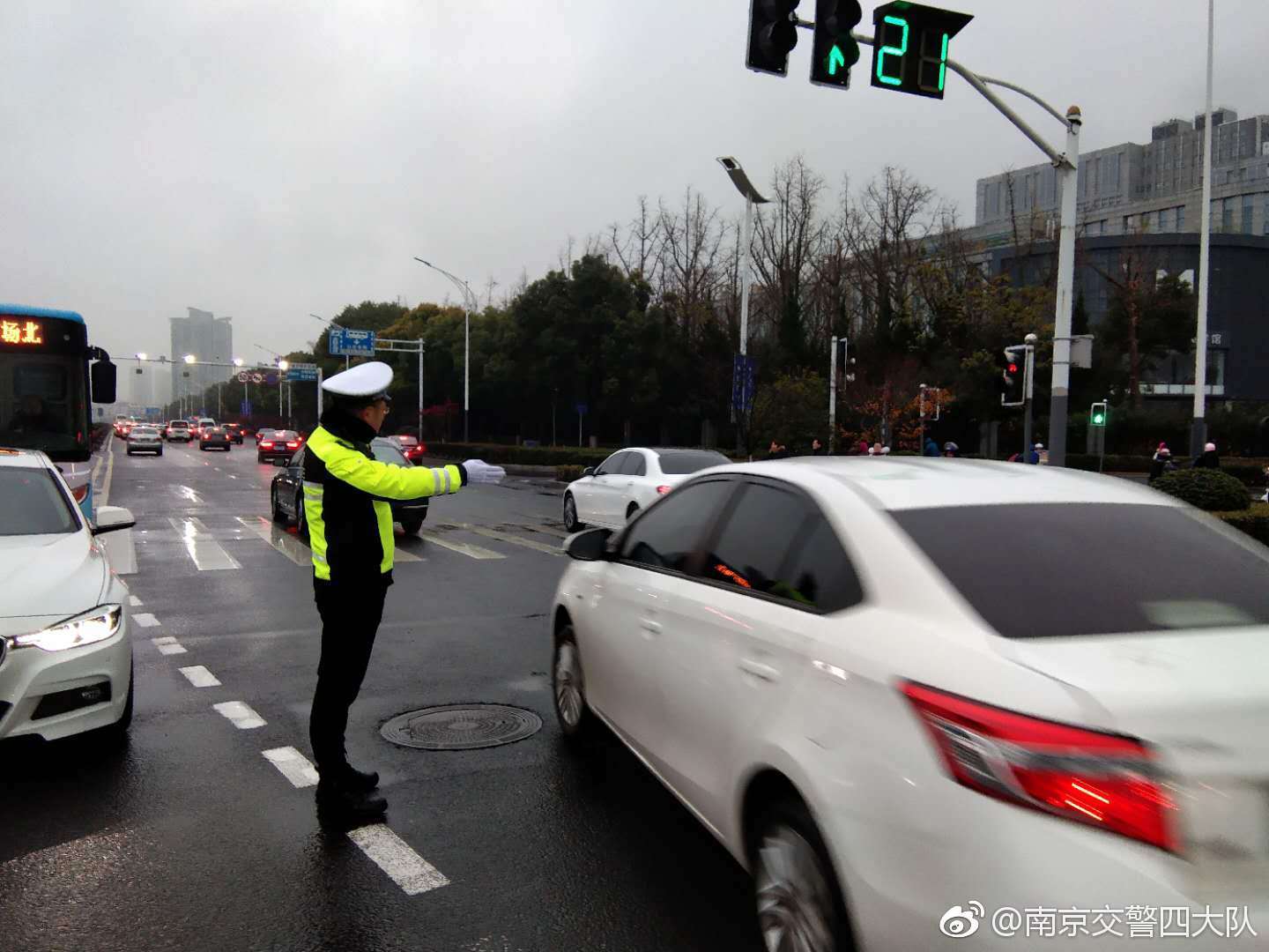 受积水影响,道路拥堵,交警在疏浚交通。来源:南京交警四大队官微