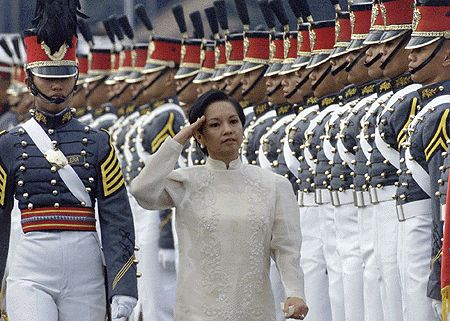 除此之外,政府和企业也在制度上推动性别平等。