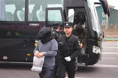 昭化警方押解犯罪疑心人。 广元市公安局昭化分局供图