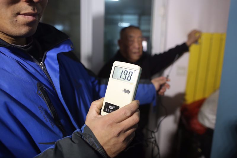 水碓子15号院入室测温。新京报记者 侯少卿 摄
