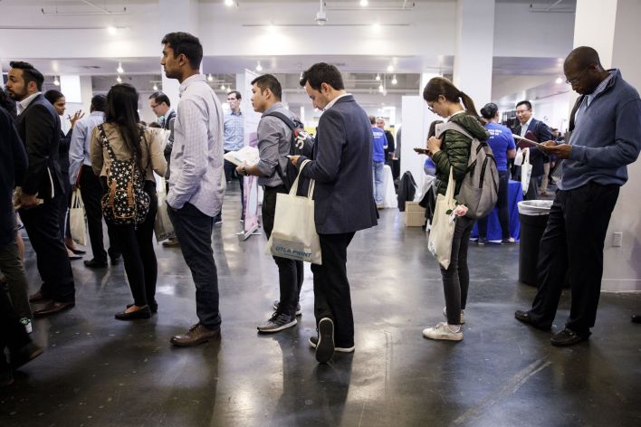 求职者在洛杉矶TechFair雇用会上期待面试。图/彭博社