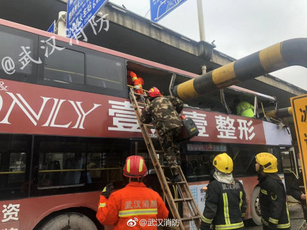 武汉一双层公交车撞上限高架  已知8名乘客受伤