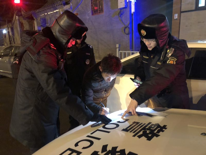 公安城管夜查簋街“暗车” 本月已查扣10辆