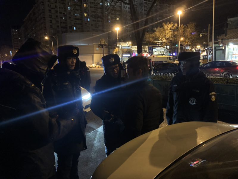 12月27日,东城区公安、城管等部分夜查簋街暗车。东城城管供图