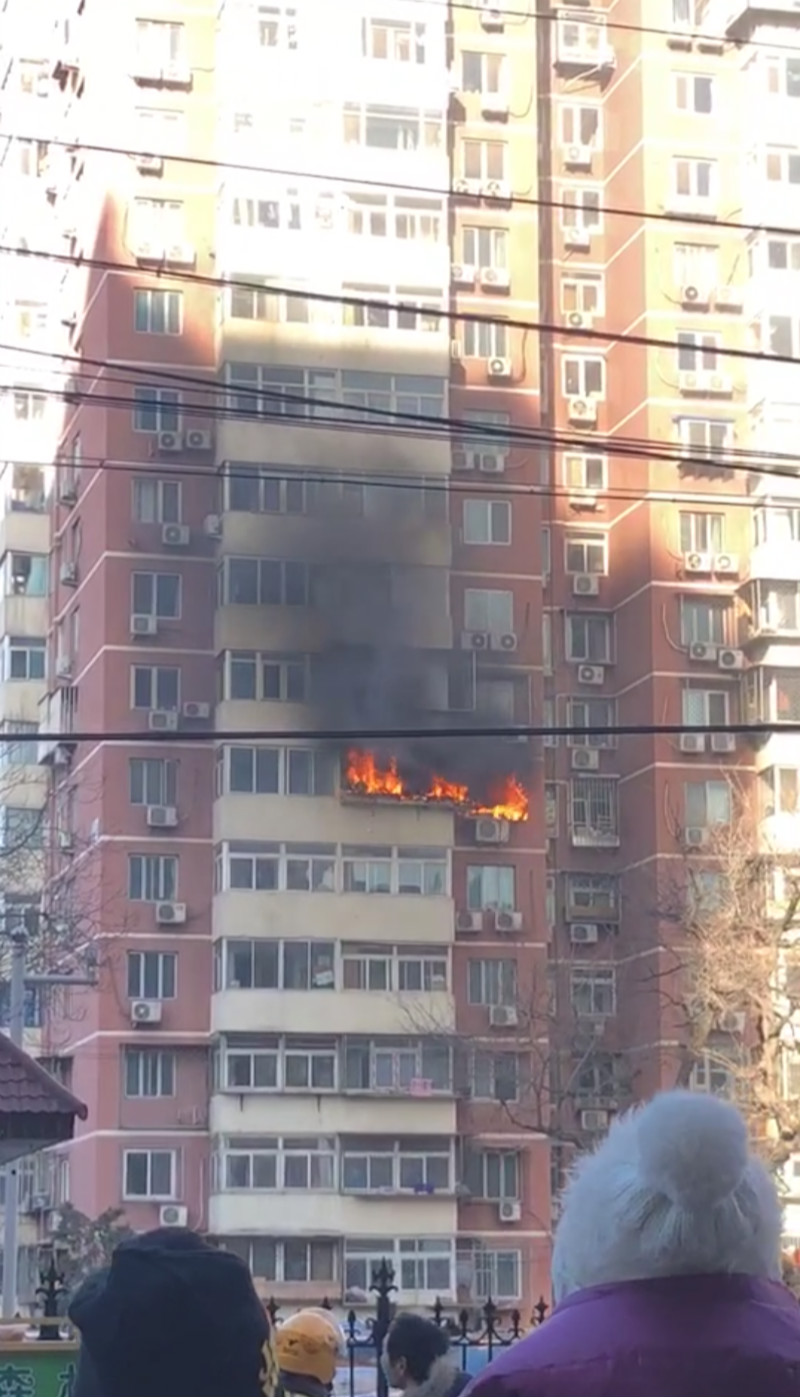 北京石景山一居民楼起火 无人员伤亡