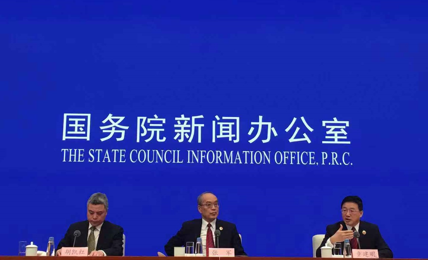 张军表示,涉及法院正在处理的问题,我们也都注意到了,最高人民法院内部正在展开调查,也欢迎社会知情人士提供相关情况。切实情况,我们相信会通过调查搞清楚,依法公正处理好社会关注的问题。