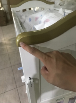 床头上端特出物能够导致婴小儿衣物被挂住。图片来源/上海市市场监督管理局