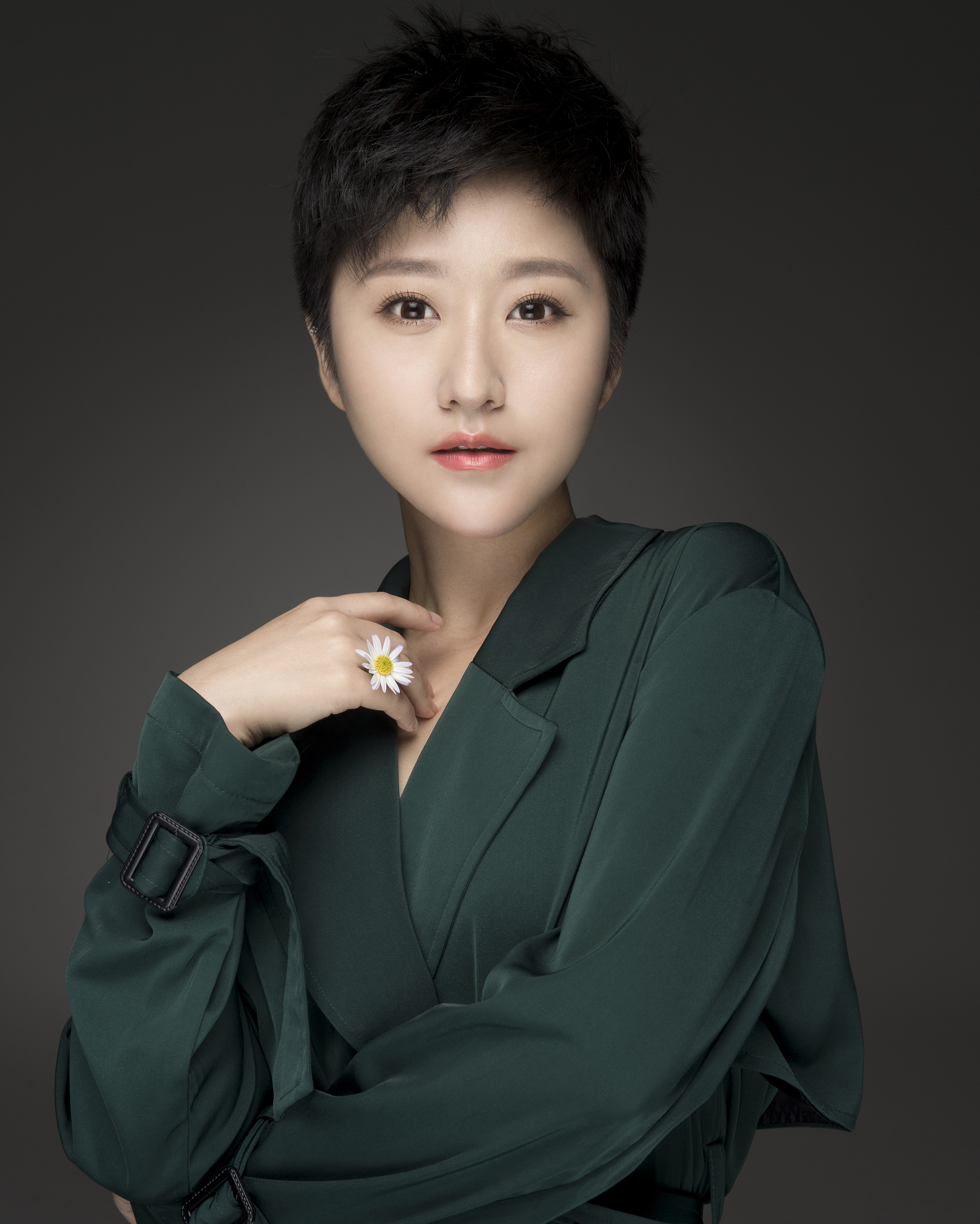 连续在《北京人》和《犹太城》中出任副导演,或许已说明她在未来的