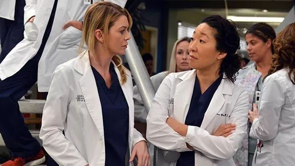 ���꣬����ϲ����Ա���ϡ���ķ�������ֽ��򽱣���ƾ���ڵ�Ӱ��ɱ����ܽ���еĳ�ɫ���ݻ�ý��򽱾�����缯���Ů���ǣ���Ϊ��һ������򽱾������Ӻ�����ᣬҲ�ǵ�һ�����ֽ��򽱵����ᡣ