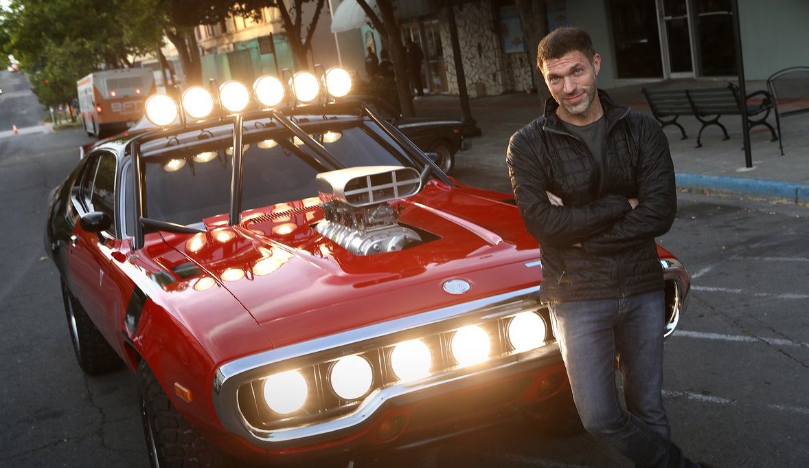 《大黄蜂》的导演塔拉维斯·奈特。