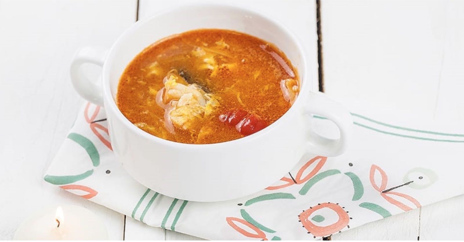 1. 挪威北极鳕鱼清洗干净去皮切1cm厚的厚片,用盐、胡椒粉腌制,用淀粉上浆。番茄去皮切丁,葱姜切好备用。