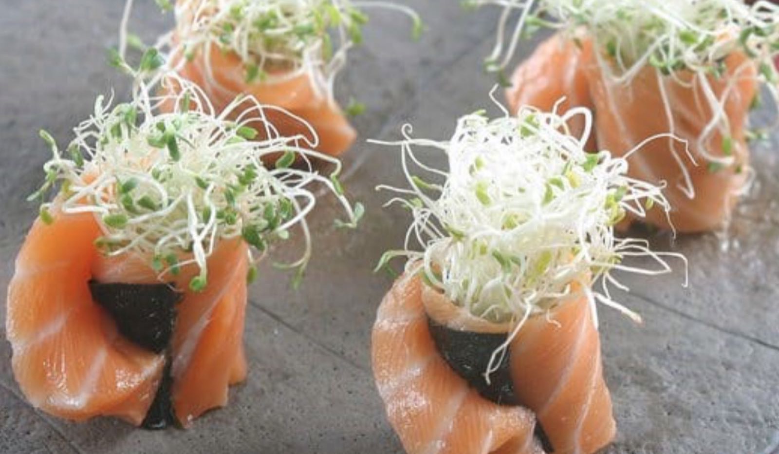 1. 挪威三文鱼切成4厘米x12厘米长薄片,留用。