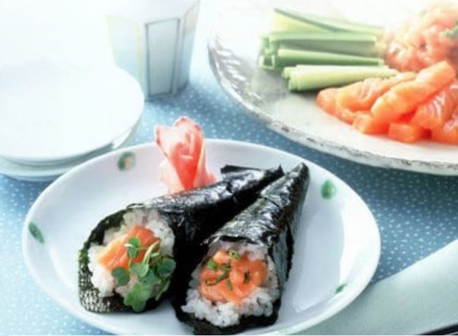 1. 将挪威三文鱼分为2份(一份240克切条用,另100克拍打用)。