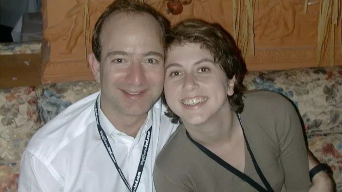 一年后,两人相携离开华尔街前往西雅图,在那里,贝佐斯创立了亚马逊。而这家创建于车库的小公司也由一家网上书店逐渐成为全球最大的互联网企业。