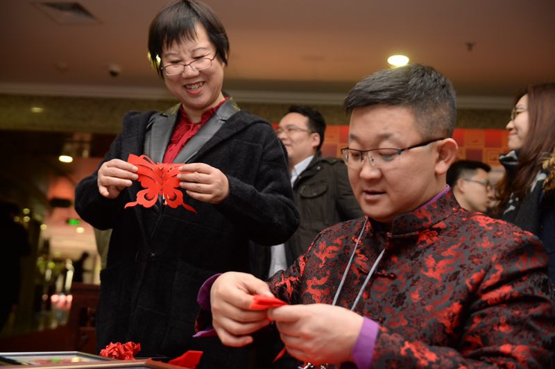 核雕,剪纸,景泰蓝……北京"非遗"保护成果展亮相两会