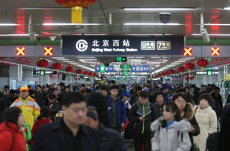 北京西站,乘客出地铁准备进站北京南站,乘客在候车室等候