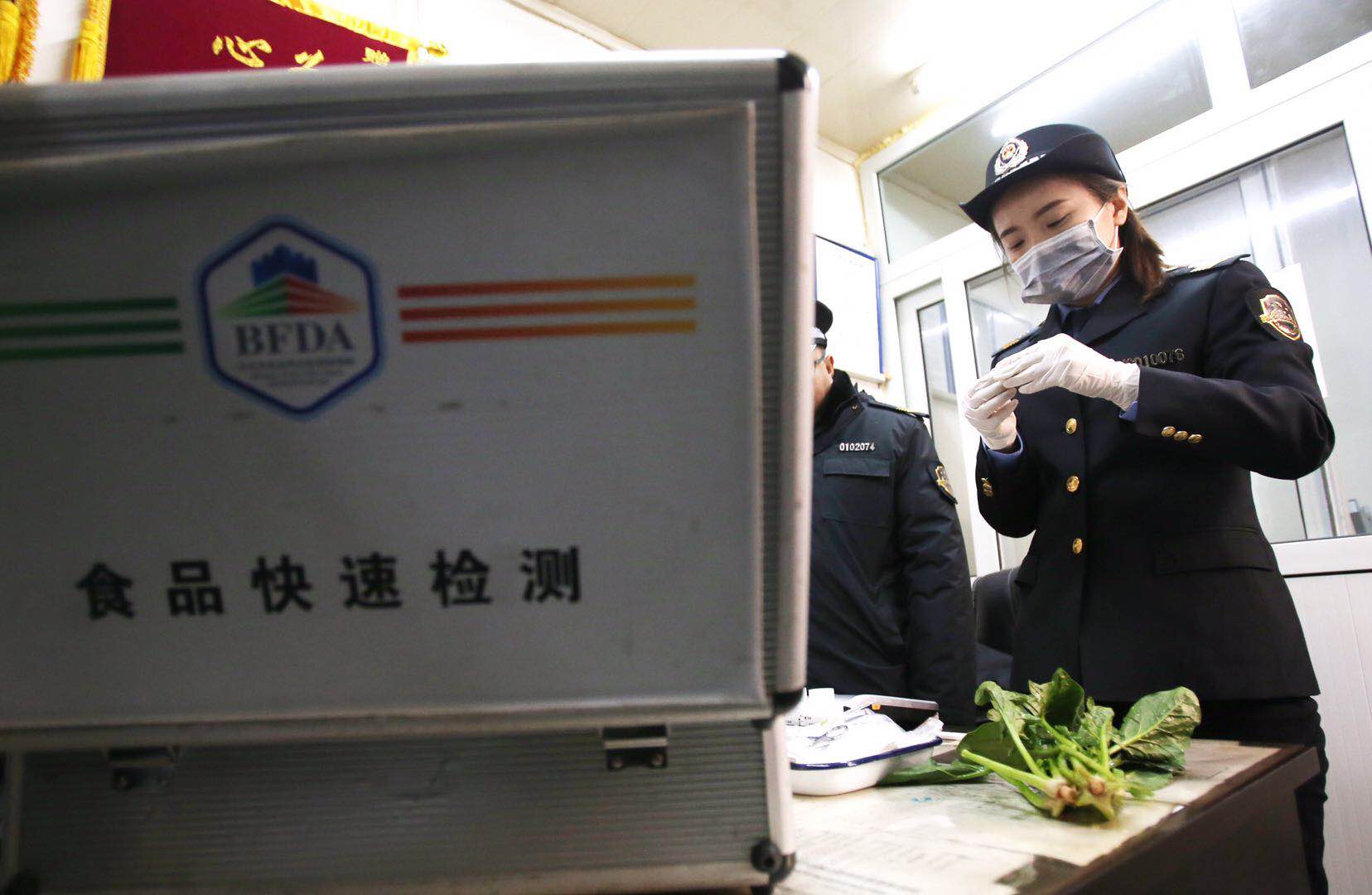 1月22日上午,执法人员连合第三方检测机构对东城区特吉特市场内的重点食品举办了抽检。 新京报记者 王贵彬 摄