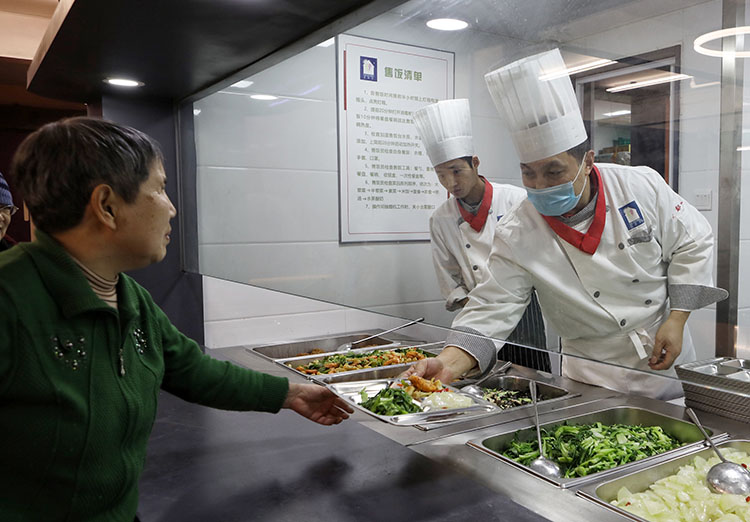 大栅栏首家老年食堂评菜最爱焦溜丸子