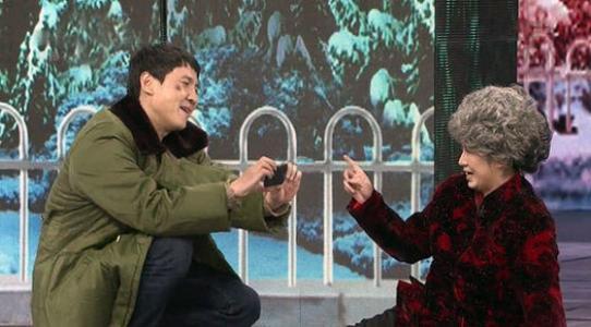 春晚小品《扶不扶》截图.