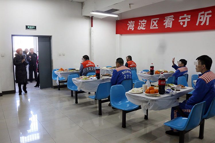 图说新京报讯 1月25日上午,北京市公安局海淀看守所举办春节前的亲情
