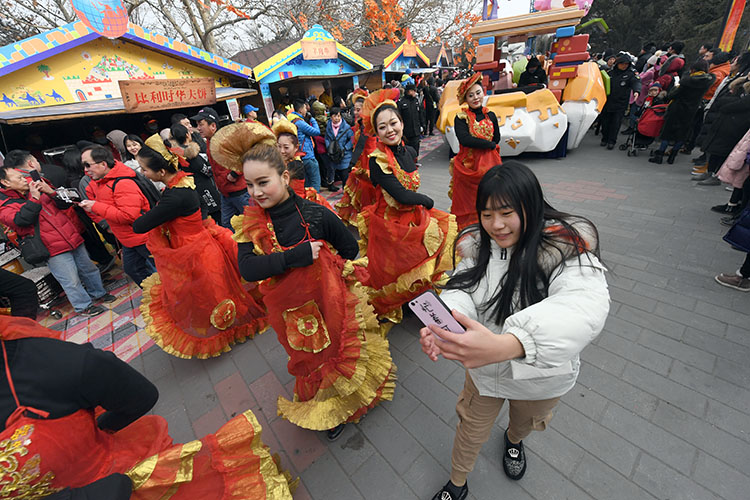 石景山遊樂園廟會上演花車巡遊