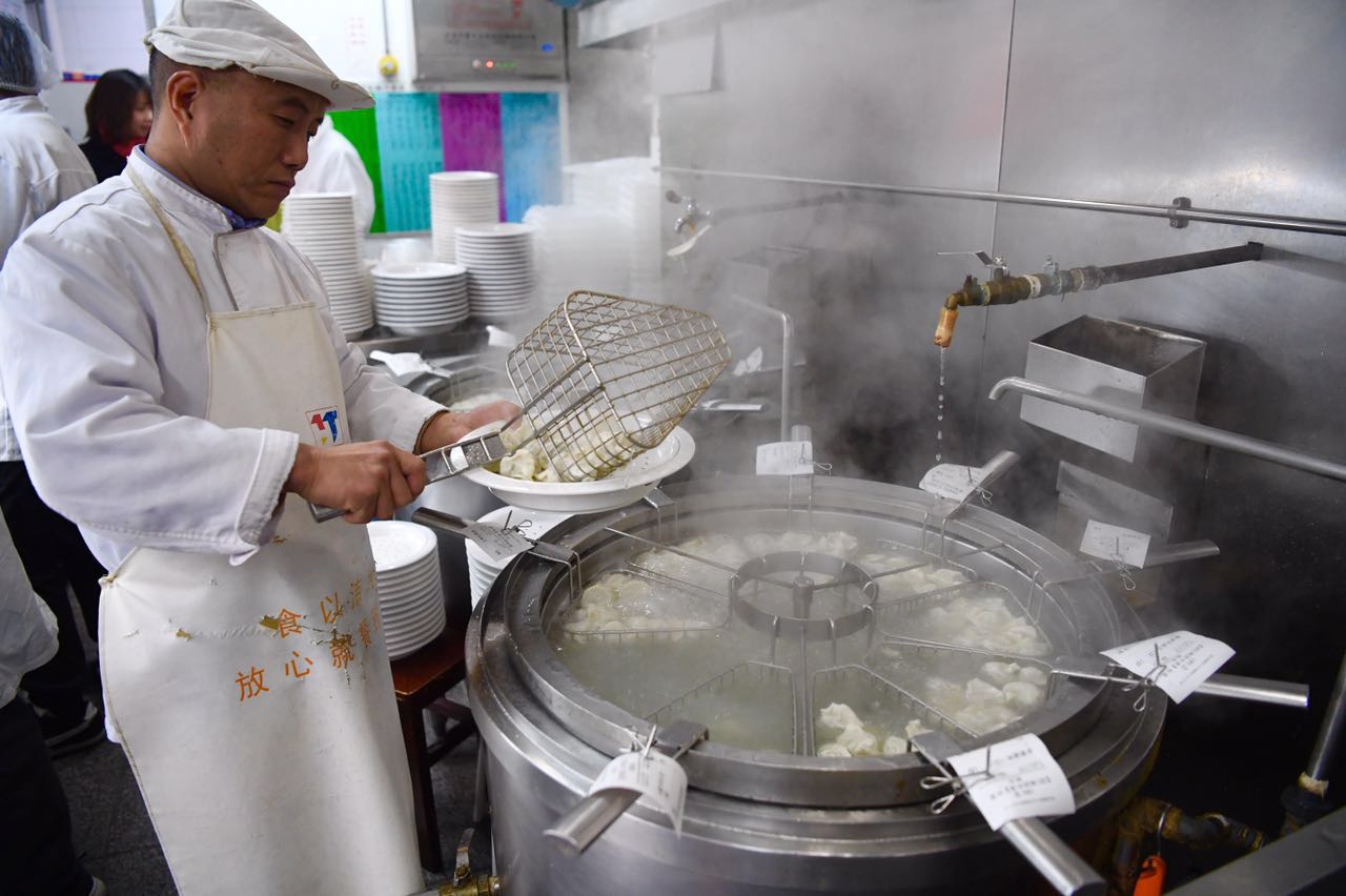 老字号早上4点准备破五饺子200斤腊八蒜开坛