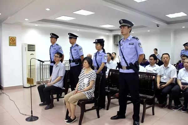 全智华和妻子王萍在庭审中