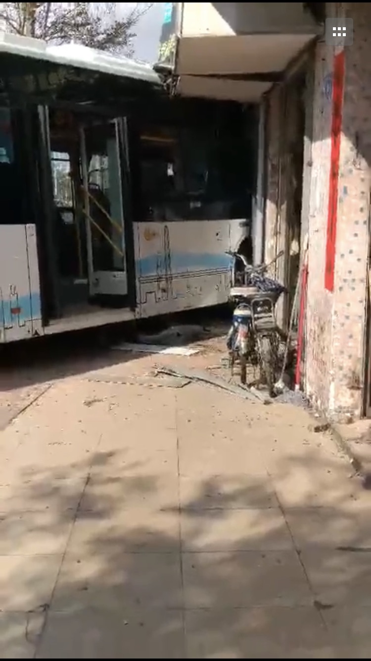 深圳一公交车冲入路边店铺致4人受伤  车队：系司机操作失误