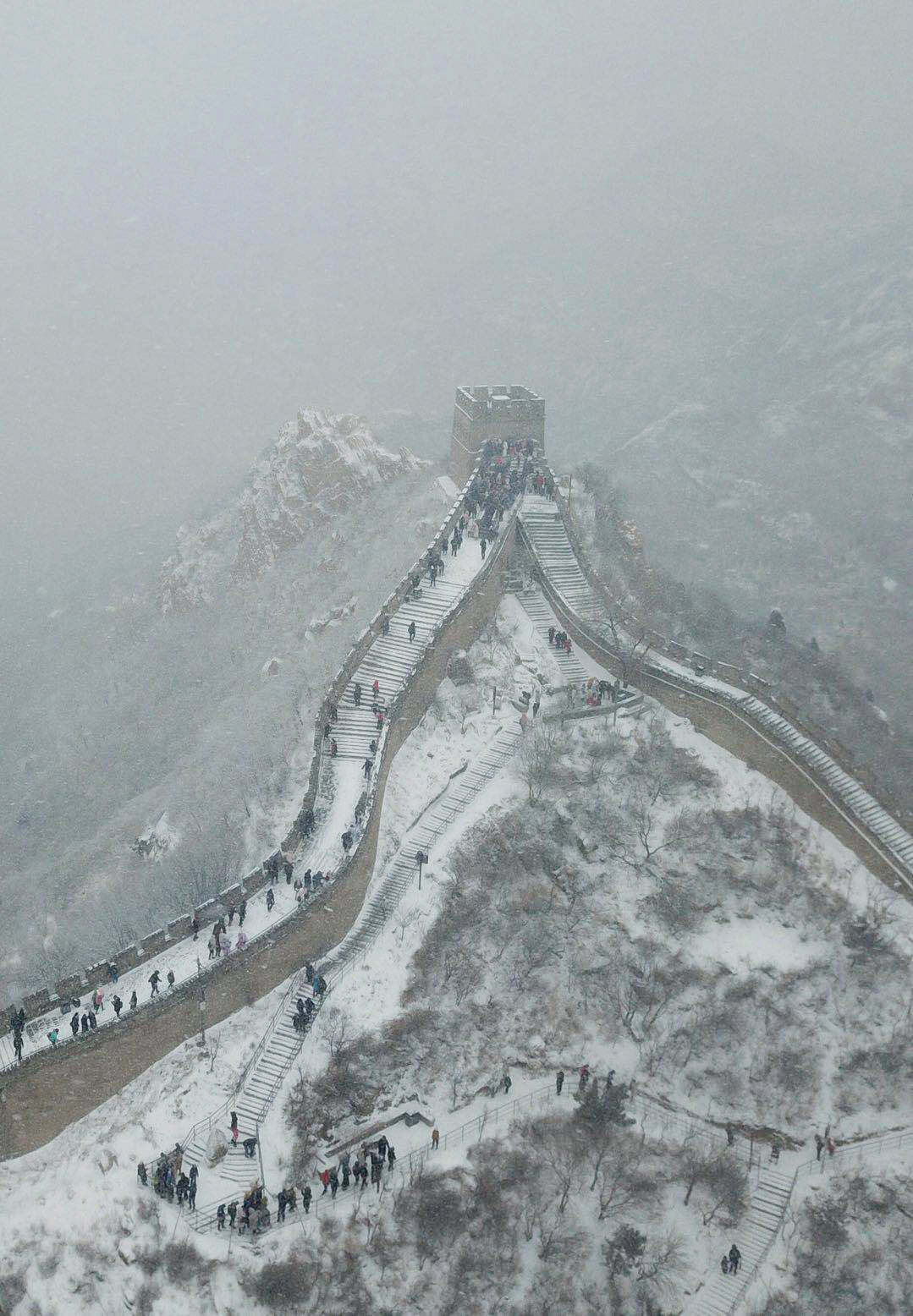 八达岭长城如龙腾飞 航拍雪中长城