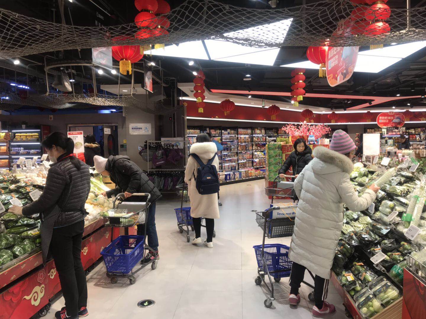 连续降雪,超市菜价也随之小幅上涨。摄影/新京报记者 陈琳