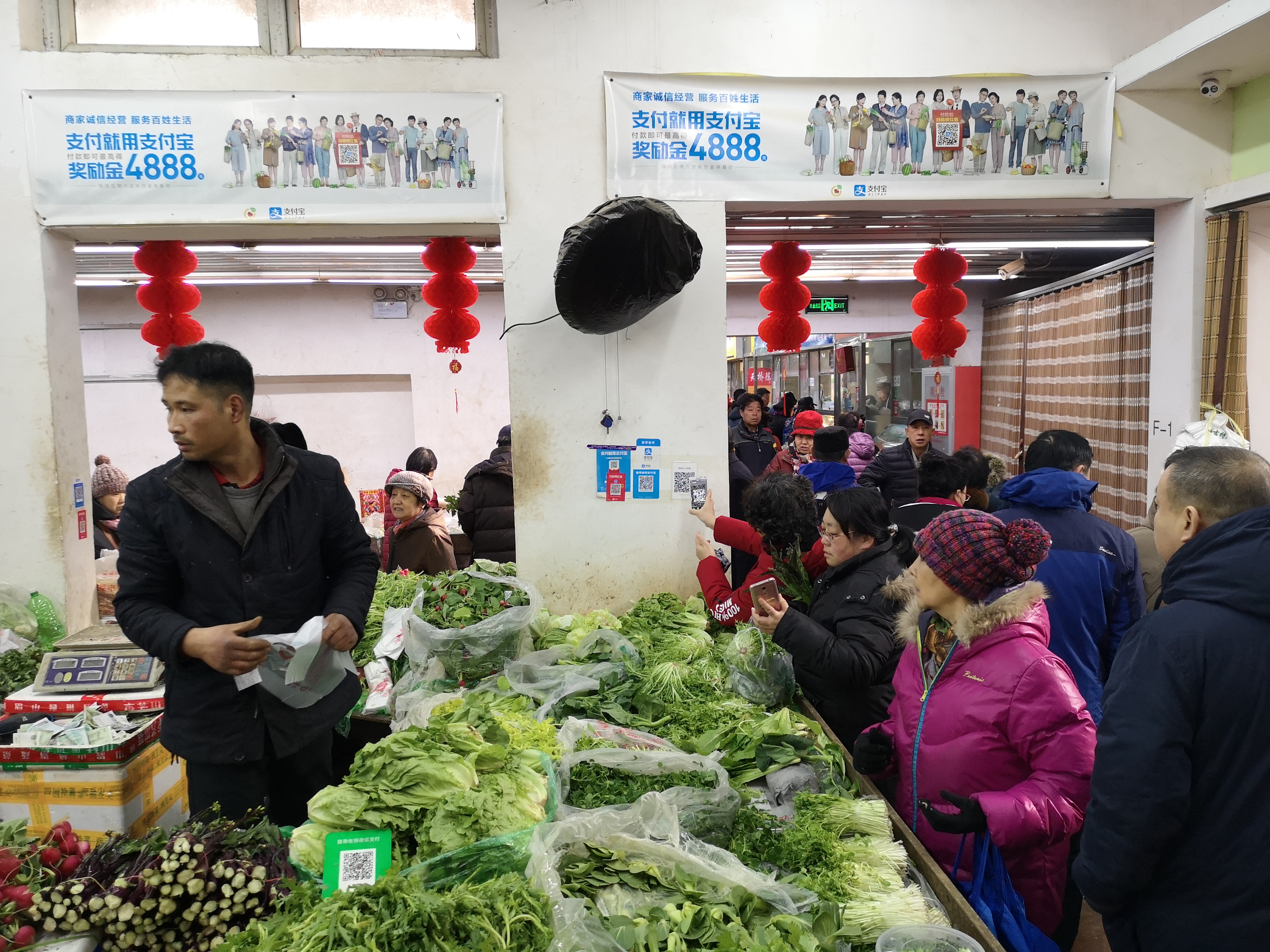 节后绿叶菜需求大,菜市场迎来大客流。摄影/新京报记者 陈琳