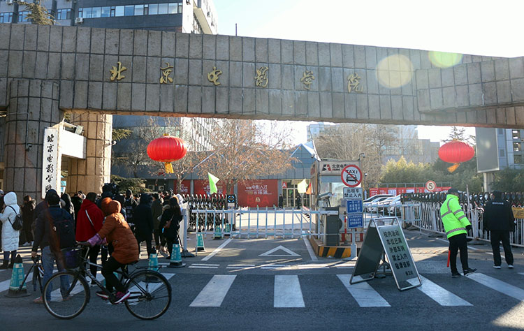 今年北京電影學院藝術類本科計劃招生520名,藝術類高職計劃招生50名.