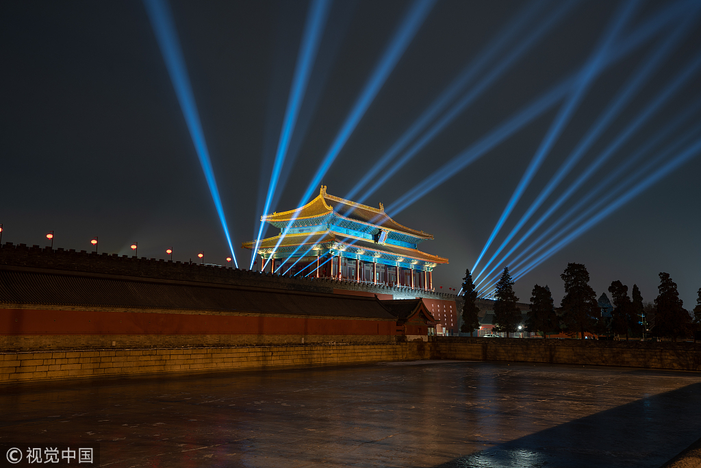 明天是元宵节,据说正赶上今年的“超级月亮”,若是天气晴好,能看到“最大最圆”的“超级元宵月”。元宵节,又称上元节,是春节之后的第一个重要节日。按照传统吃完元宵和汤圆,才算过完了年。当然,元宵节夜晚最热闹的事情肯定是逛花灯,全国很多地方都在举办热闹而又各具特色的元宵灯会。