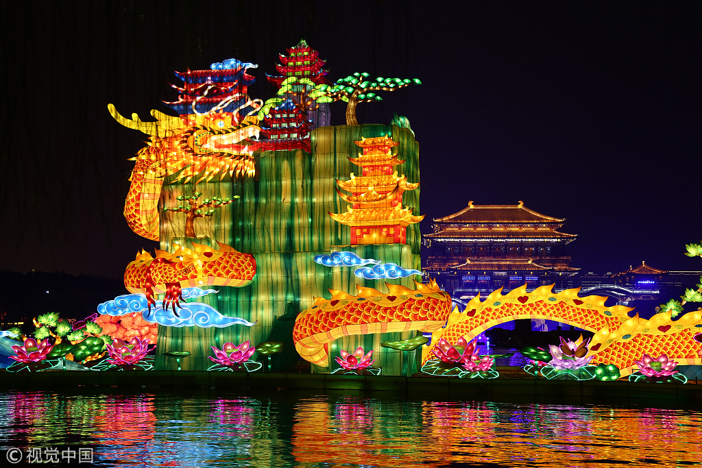 今年西安的灯会人气格外高,西安大唐芙蓉园新春灯会、城墙灯会等都将持续至3月10日,卡通动物、古典式灯笼以及各式中国元素花灯流光溢彩,灯光和建筑交融之下,古城西安别有一番风情。花灯搭配西安小吃,简直是眼睛、嘴巴一起过把瘾。