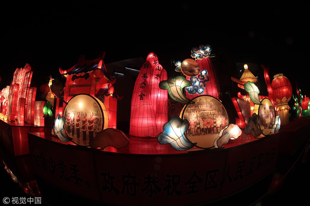 在安徽黄山徽州岩寺古镇举办的2019“盛世中国 开放徽州”元宵灯会别有风味,以民间传统工匠创意为主,运用现代光电色彩效果,展示徽州风情。这些花灯沿着老街和丰乐河点亮,河中漂着各式花灯,是徽州独有的风情。一边赏花灯,一边品尝黄山乌糍、毛豆腐等美味,整个夜晚都别有风情。