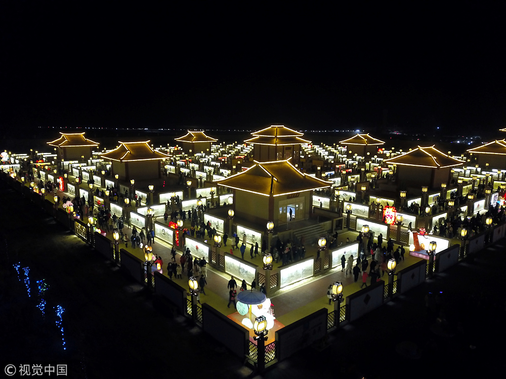 元宵节临近,甘肃省非物质文化遗产“九曲黄河灯阵”也吸引着众多游客前来观赏。据说,“九曲黄河灯阵”是甘肃、山西、陕西等地流传了千百年的历史文化遗产,起源于殷商时期,具有浓厚的神话色彩。甘肃省张掖市甘州区古城村每年元宵节期间都会举办观灯、游阵、祈福活动。今年,占地百余亩的“九曲黄河灯阵”新址对外开放,阵内设有365盏明灯,寓意一年365天平安顺遂,还被上海大世界吉尼斯总部认定为“中国规模最大的灯阵”。