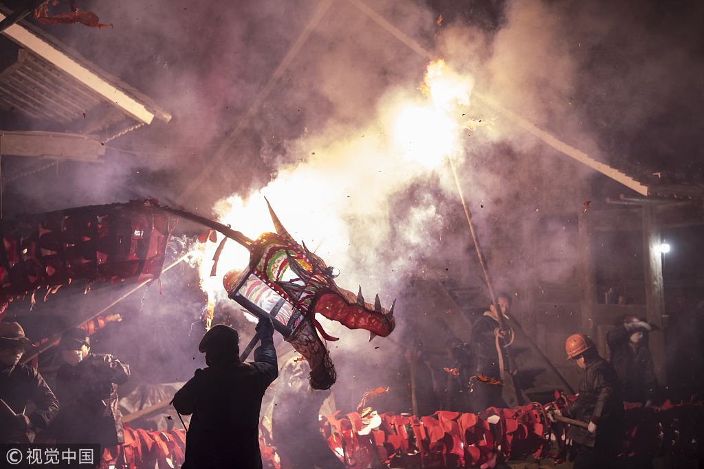 而贵州省黔东南、广西贺州的风俗更是有趣——用“炸龙”来迎接元宵节。“炸龙”是一种原始的肢体舞蹈,一条条舞动的长龙,一串串炸开的鞭炮,如潮水般涌动的人流,令人难忘。元宵节之夜,人们舞动着几十条彩龙,并用鞭炮、焰火等追逐彩龙“炸龙”,火花纷飞,惊心动魄。