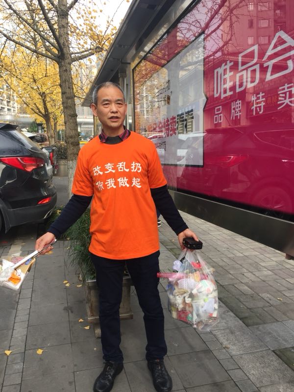 钟丛荣在街上捡垃圾。受访者供图