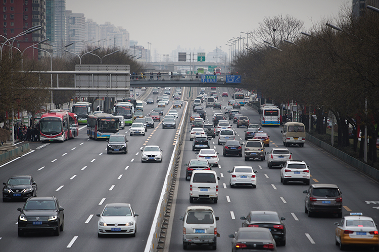 从西向东眺望建国路来往的车辆.