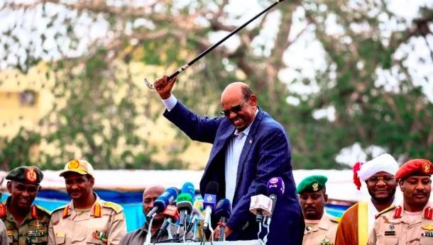 在其统治期间,苏丹全国各地爆发了不同的冲突,巴希尔越来越担心军队不会继续支持他,因为军队中充满了来自历史边缘地区的士兵。于是,他开始重建军队。