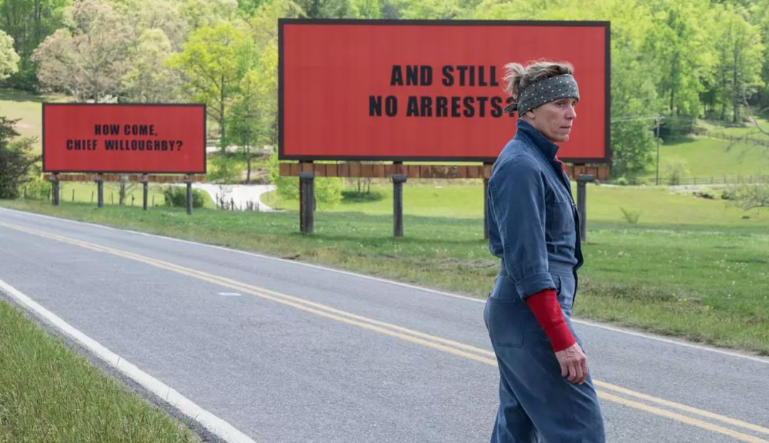 《三块广告牌》剧照。