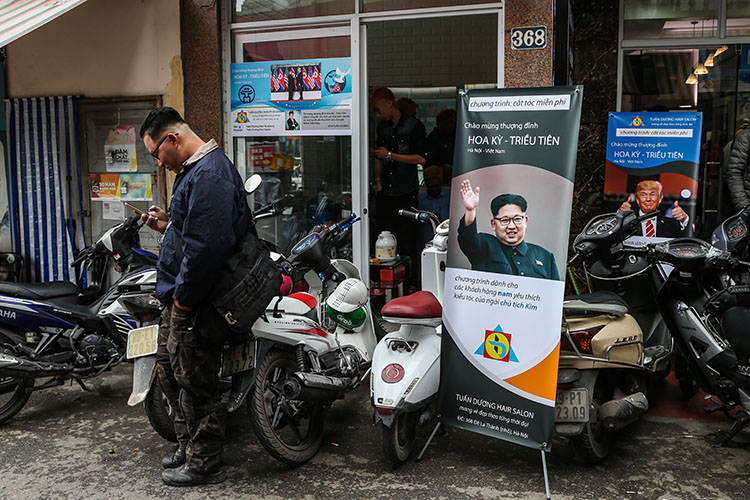 2��26�գ�Խ�Ϻ��ڣ������쵼�˺��ڻ���ĺ����ڽ�ͷչʾ��