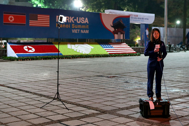 2��26�գ�Խ�Ϻ��ڣ�ý��׷׾۽��������