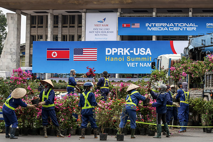 2��26�գ�Խ�Ϻ��ڣ����������ڰڷ�ӭ�ӻ���Ļ�̳��