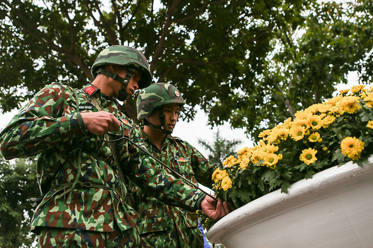 2��26�գ�Խ�Ϻ��ڣ����������Ų�ֱߵĻ�̳��