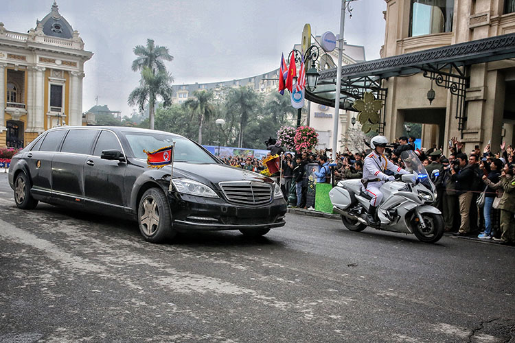 ����ʱ��2��26�գ�Խ�Ϻ��ڣ��������ĳ���ʻ����齵������ǾƵ꣬�����������һ�ӭ��