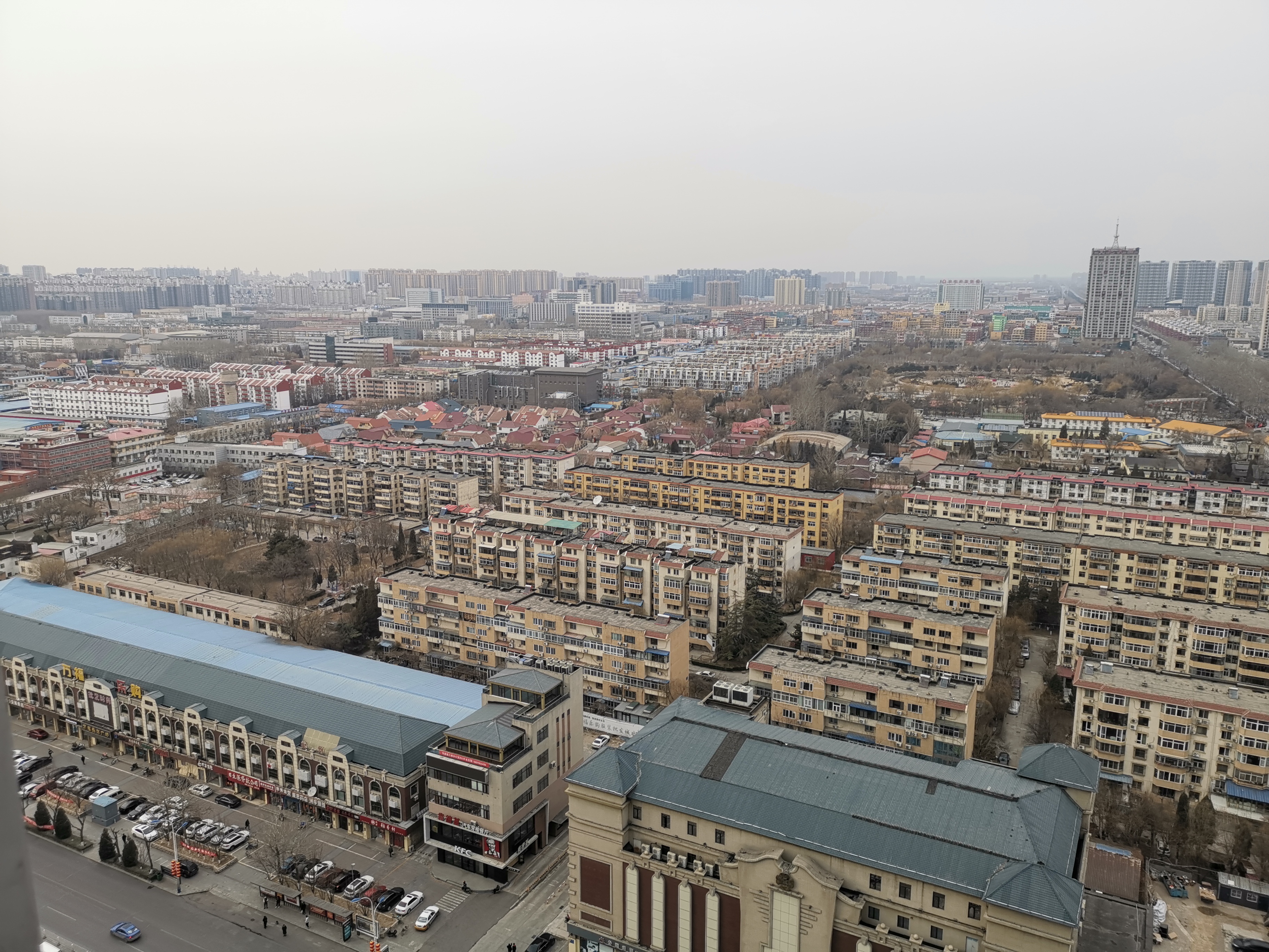 北三县包括廊坊市的三河市、大厂回族自治县以及香河县。燕郊作为三河市最重要的一个镇,因距离北京的CBD仅30公里,且紧邻北京市通州区,近年来承接了大量的北京外溢人口与购房需求,其楼市也经历了一番沉浮。