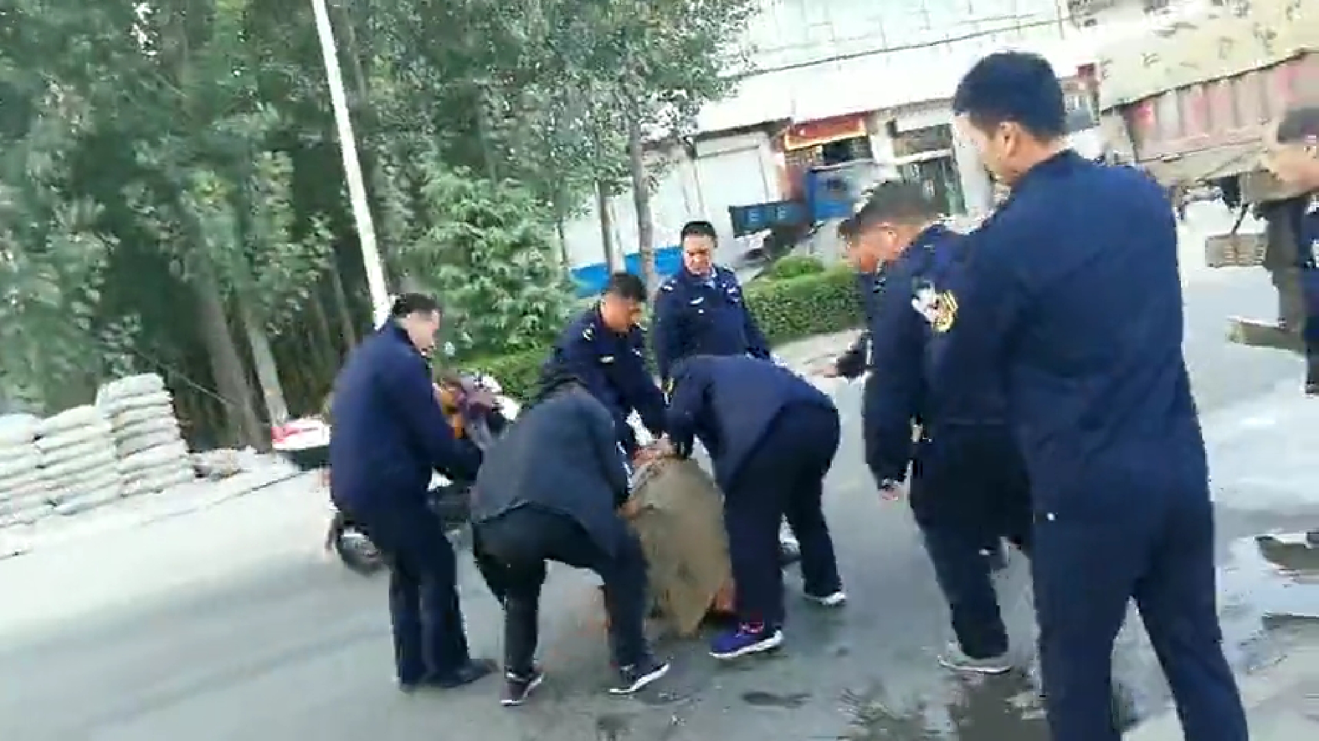 �ٱ������ڵ���Ƶ�ƣ�˾���ڱ��鴦ʱ��������ˮ����Ƶ��ͼ