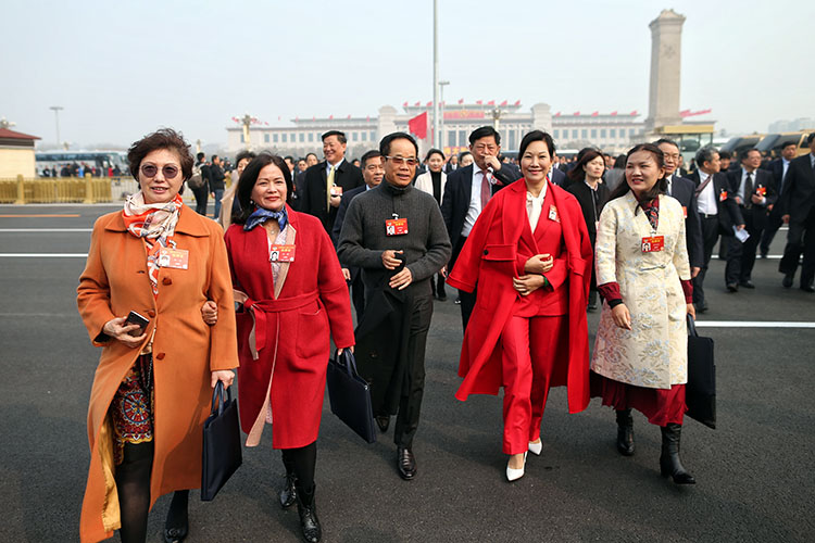 组图| 全国政协十三届二次会议开幕 委员们入场