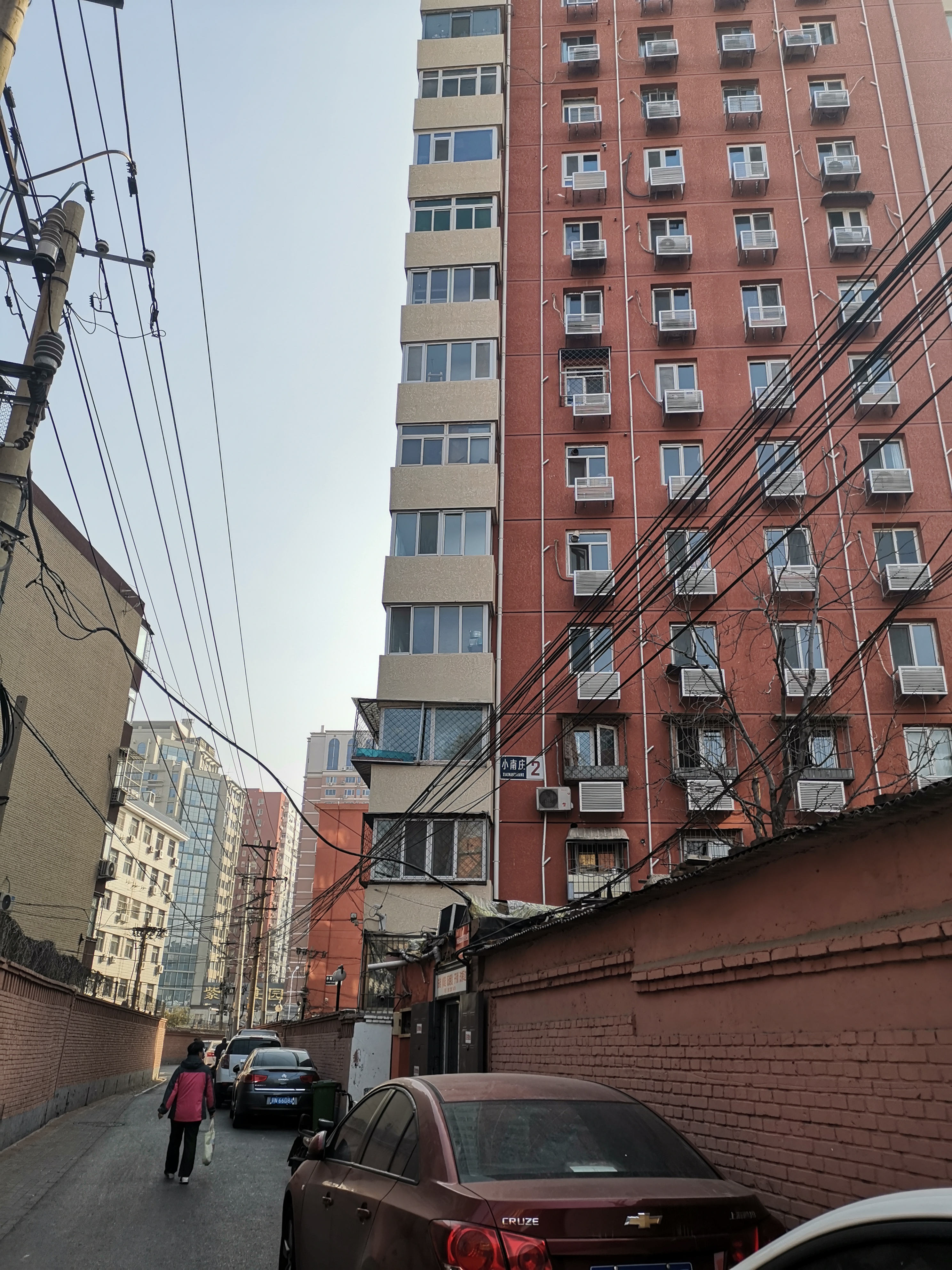 南庄社区位于三环苏州桥西北角,在此购房的人群,很多是为了孩子上学。与周边其他小区相比,小南庄社区具有价格优势,这是该小区换手率高的原因之一。